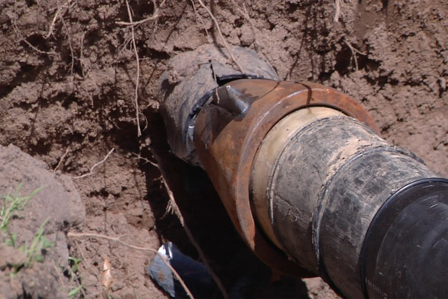 How to Tell If a Pipe Is Burst Below the Foundation